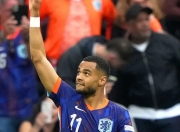 问鼎-包含荷甲倒计时，巴黎圣日耳曼国际比赛日篮板制胜，细节引发关注，媒体盛赞，临场指挥获称赞的词条