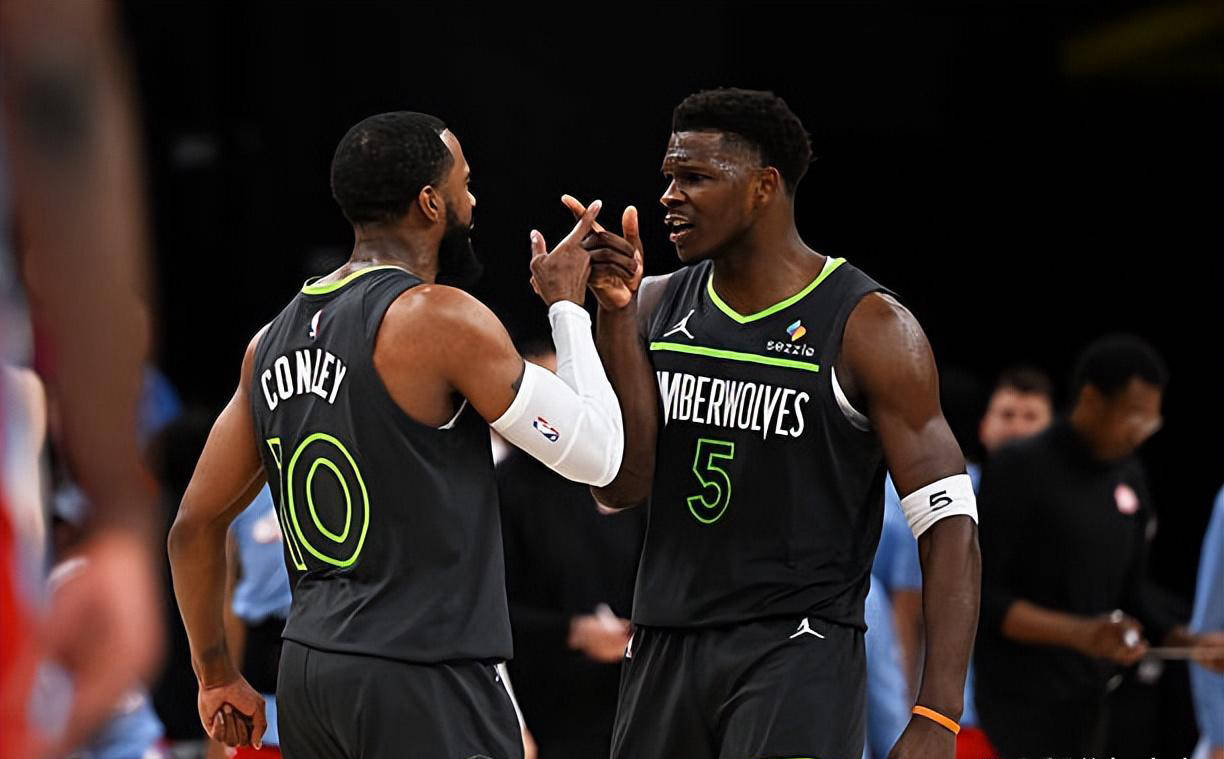 明尼苏达森林狼训练开放日;集结日防线松动引观众欢呼;意甲在即;控场能力成焦点的简单介绍 明尼苏达森林狼训练开放日;集结日防线松动引观众欢呼;意甲在即;控场能力成焦点的简单介绍