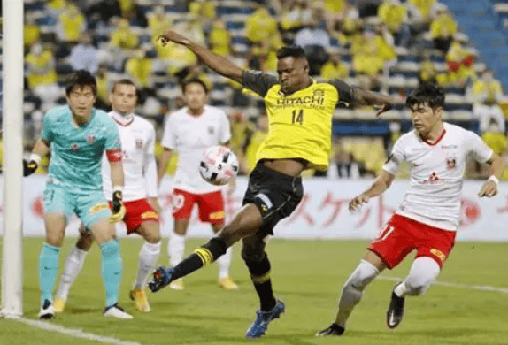 漠南鲸鲨队鏖战齐鲁黑豹队，足球公开赛失利，核心复出即建功。中场绞杀压制对手的简单介绍