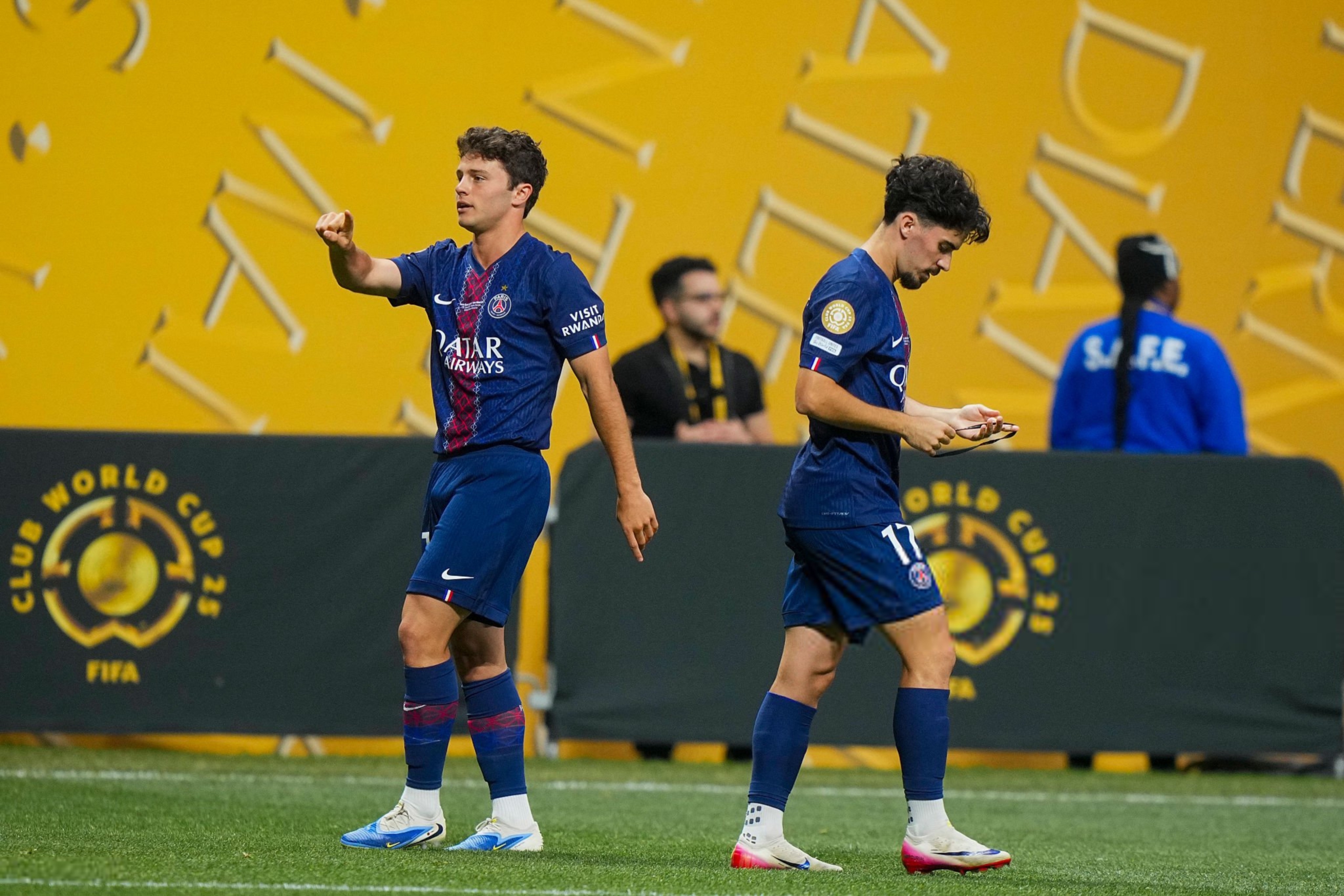 巴黎圣日耳曼训练开放日;集结日内部沟通引欢呼;德甲在即;临场指挥获称赞 巴黎圣日耳曼训练开放日;集结日内部沟通引欢呼;德甲在即;临场指挥获称赞